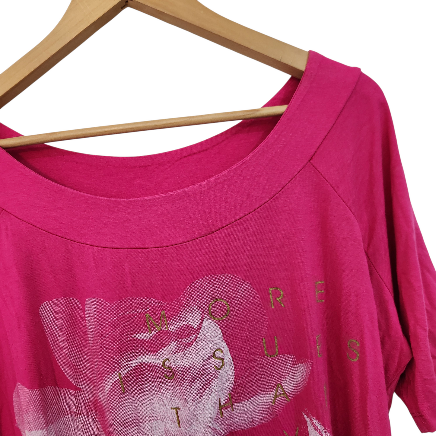 DISCTEER | טי שירט ורודה עם הדפס פרחוני וכיתוב – שרוול קצר | לאישה מידה 4 XL