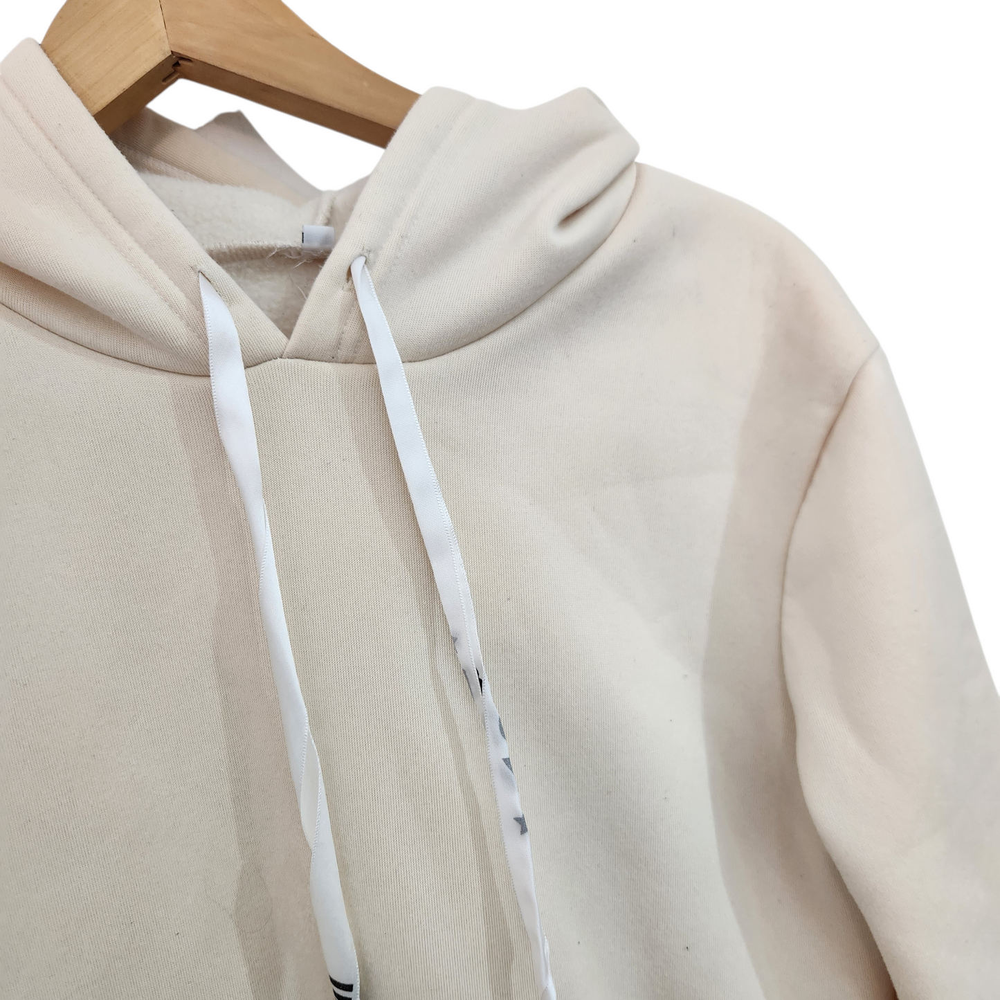 סווטשירט קפוצ’ון בצבע קרם עם שרוכים – מידה L