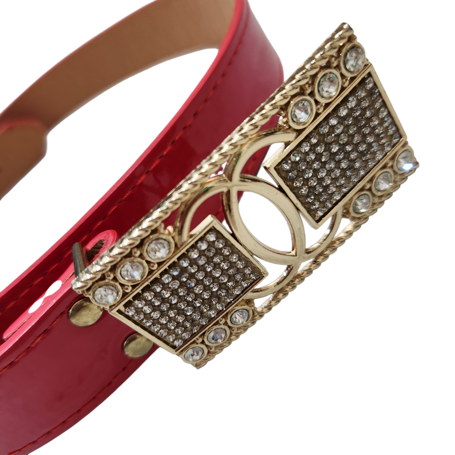 חגורת עור אדומה מבריקה עם אבזם מוזהב ואבנים כסופים