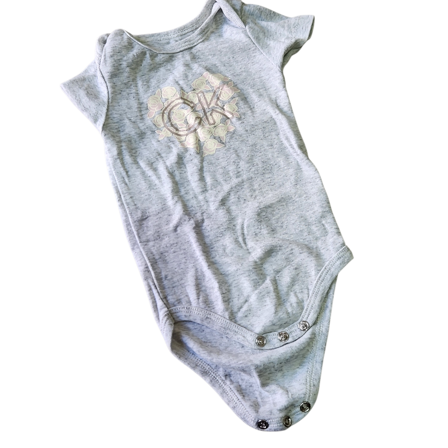 CALVIN KLEIN | בגד גוף לתינוקות גיל 6-9 חודשים