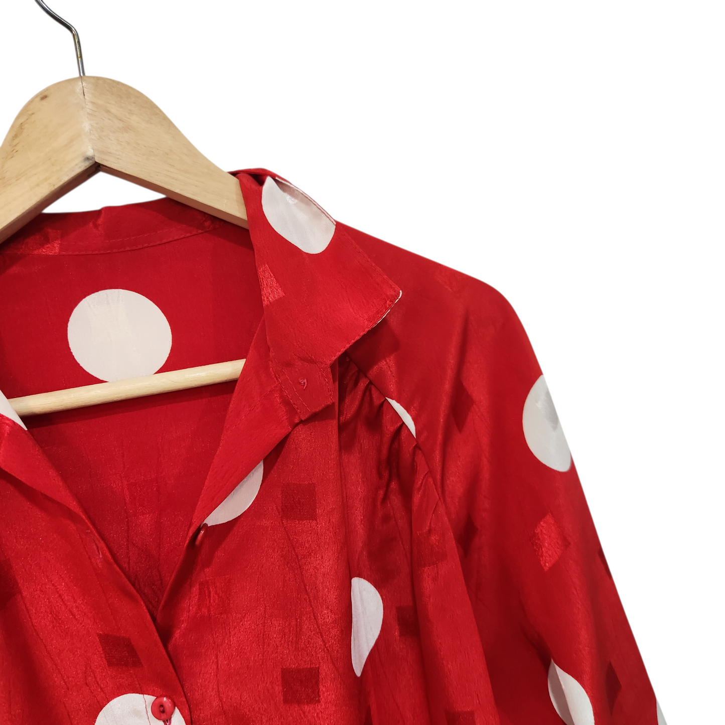 חולצה אדומה מכופתרת לאישה מידה XL