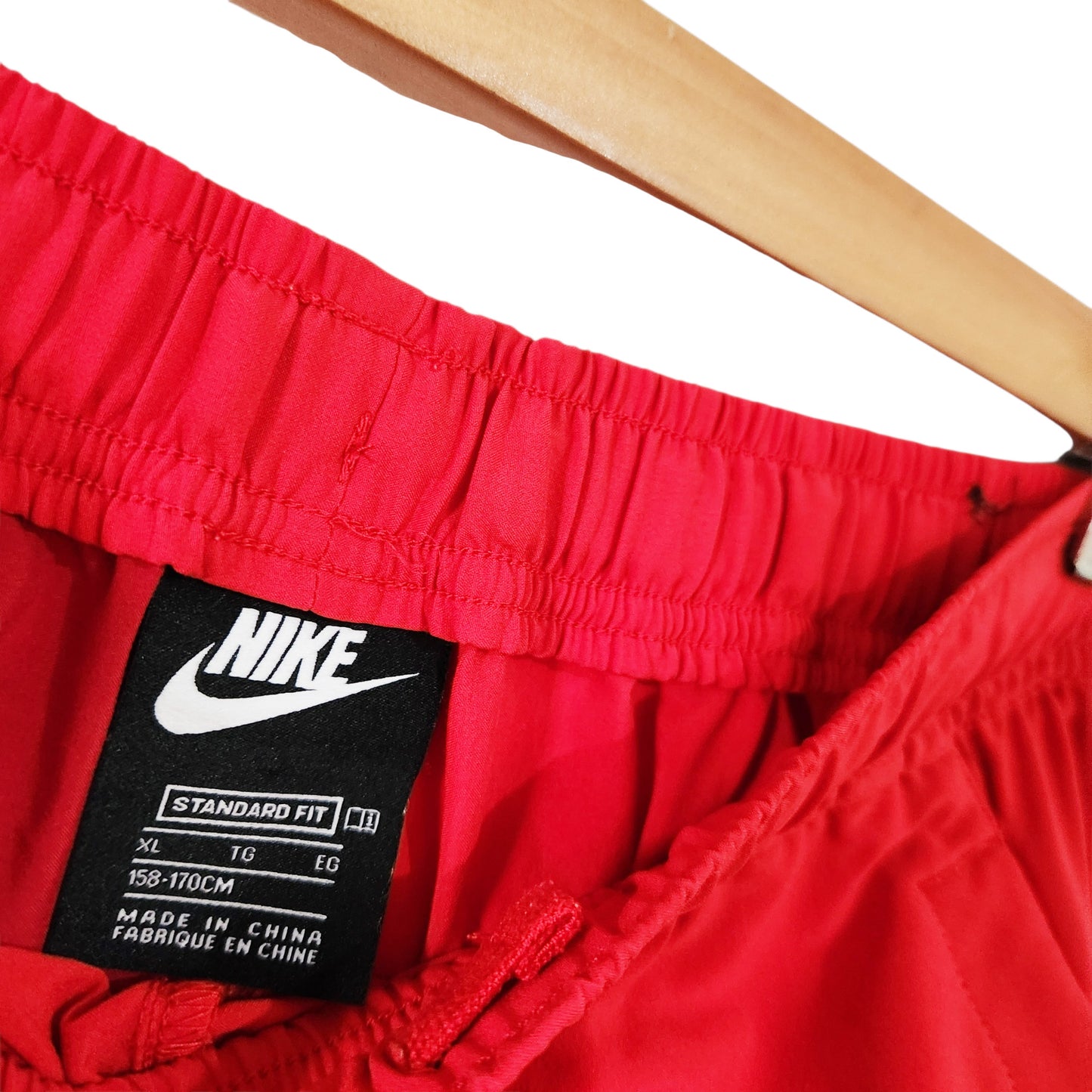 NIKE | מכנסי ספורט קצרים לילדים מידה XL (158–170 ס"מ) | אדום גיל 16-18