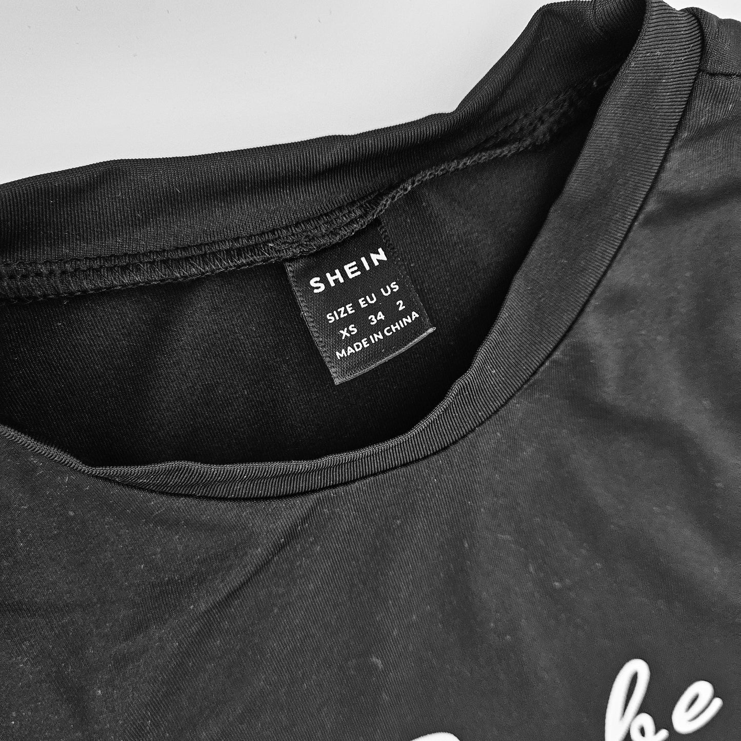 SHEIN חולצת נשים שחורה עם הדפס מידה XS
