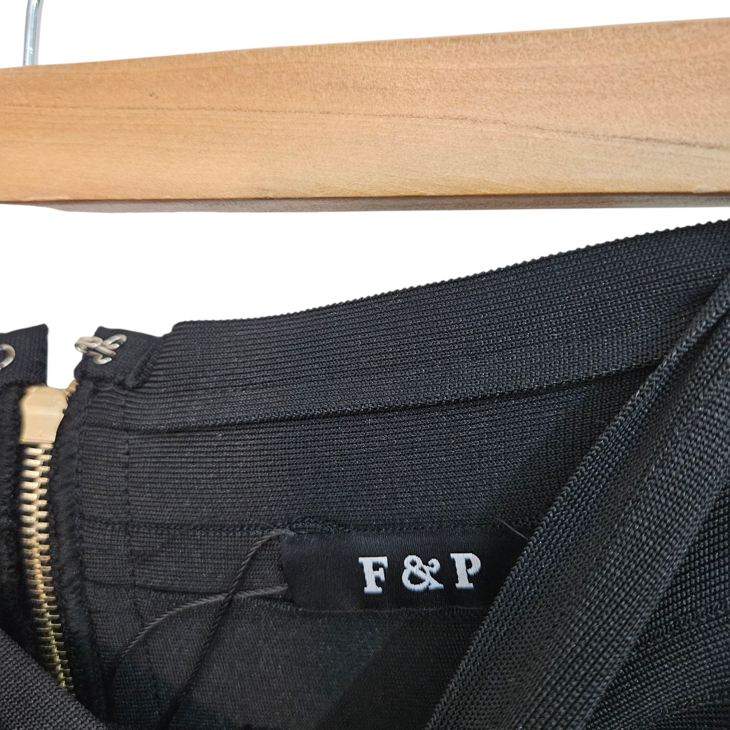 F&P חצאית שחורה לאישה מידה M