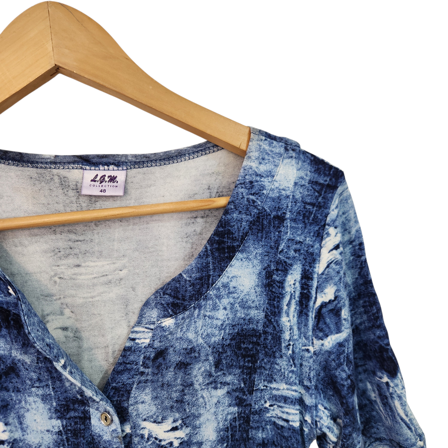 L.G.M חולצת טי בגזרת וי בהדפס ג’ינס משופשף | לאישה מידה L