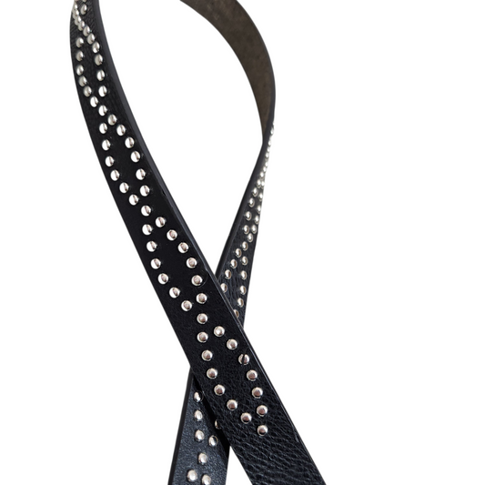 חגורה שחורה עם ניטים ואבזם כסוף