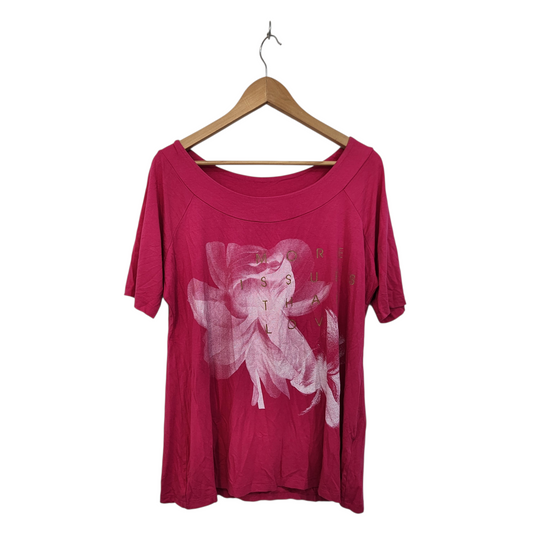 DISCTEER  | טי שירט ורודה עם הדפס פרחוני וכיתוב – שרוול קצר | לאישה מידה 4 XL