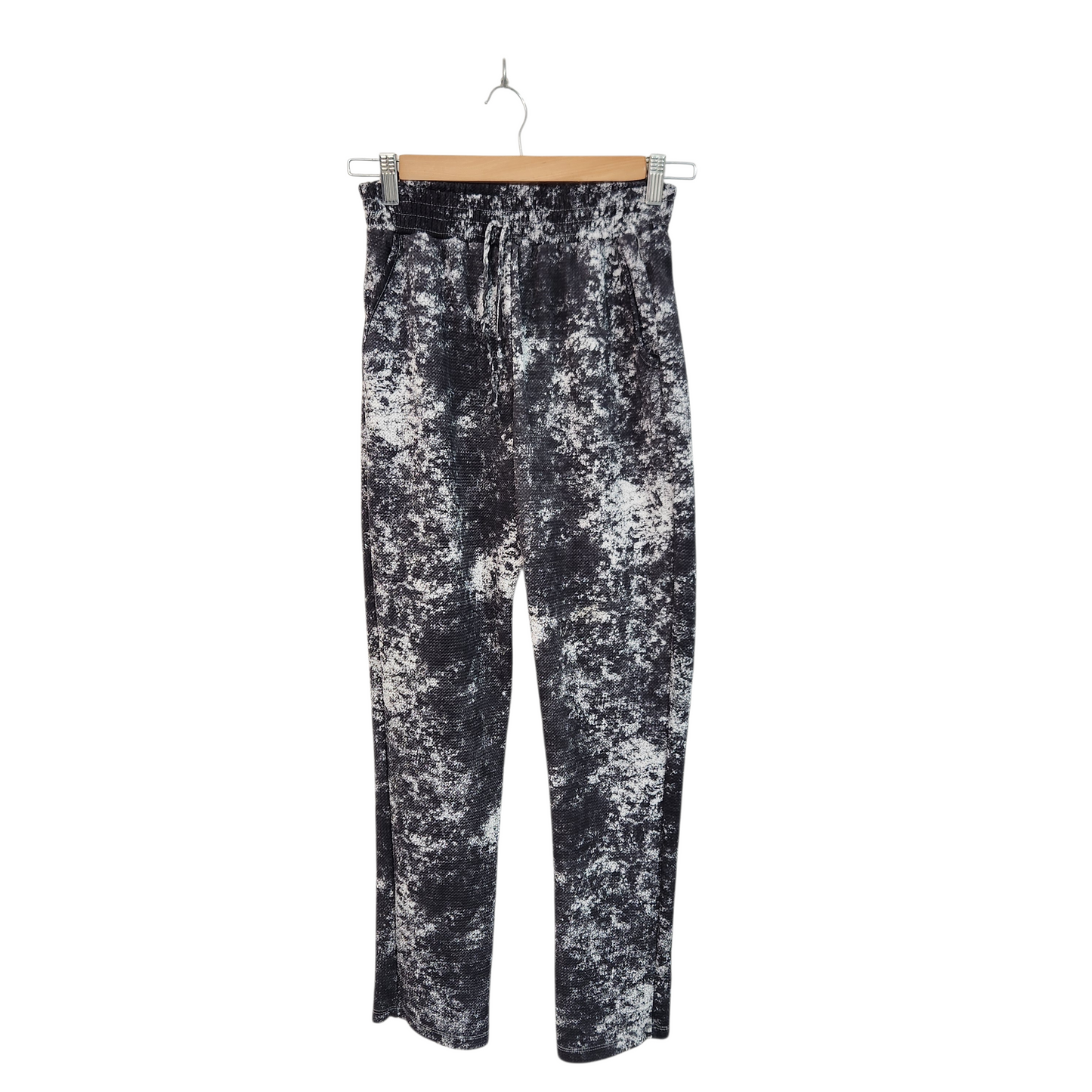 TWENTYSIX | מכנסי נשים בגזרת טרנינג עם גומי ושרוך – הדפס אפור־לבן | מידה XS