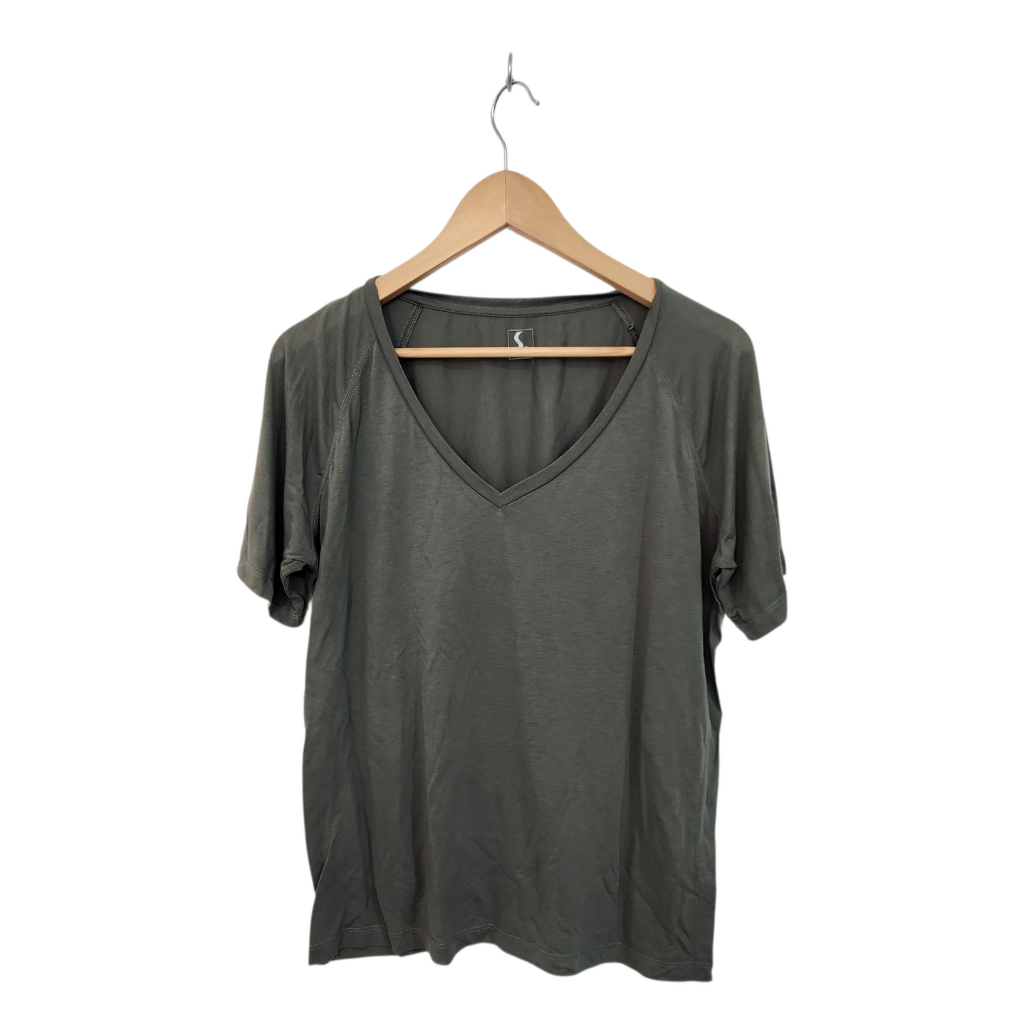 S.WEAR | טי שירט ירוקה עם מחשוף V ושרוול קצר – מידה 1 S