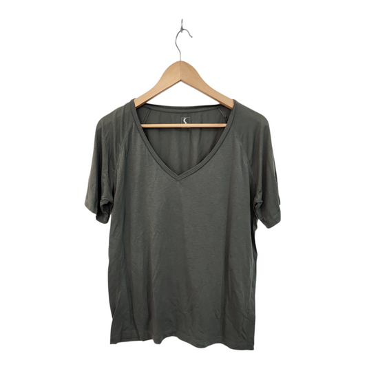 S.WEAR | טי שירט ירוקה עם מחשוף V ושרוול קצר – מידה 1 S