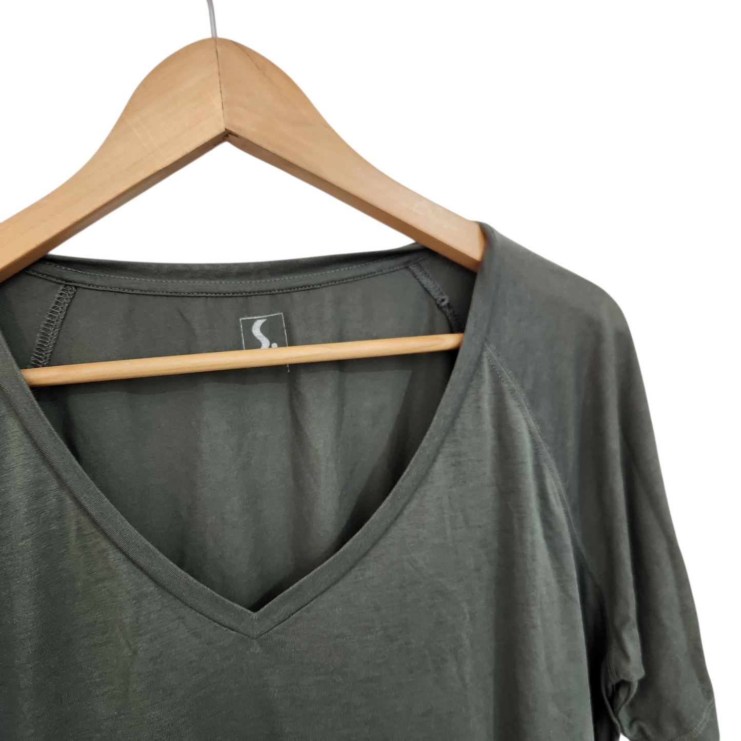 S.WEAR | טי שירט ירוקה עם מחשוף V ושרוול קצר – מידה 1 S