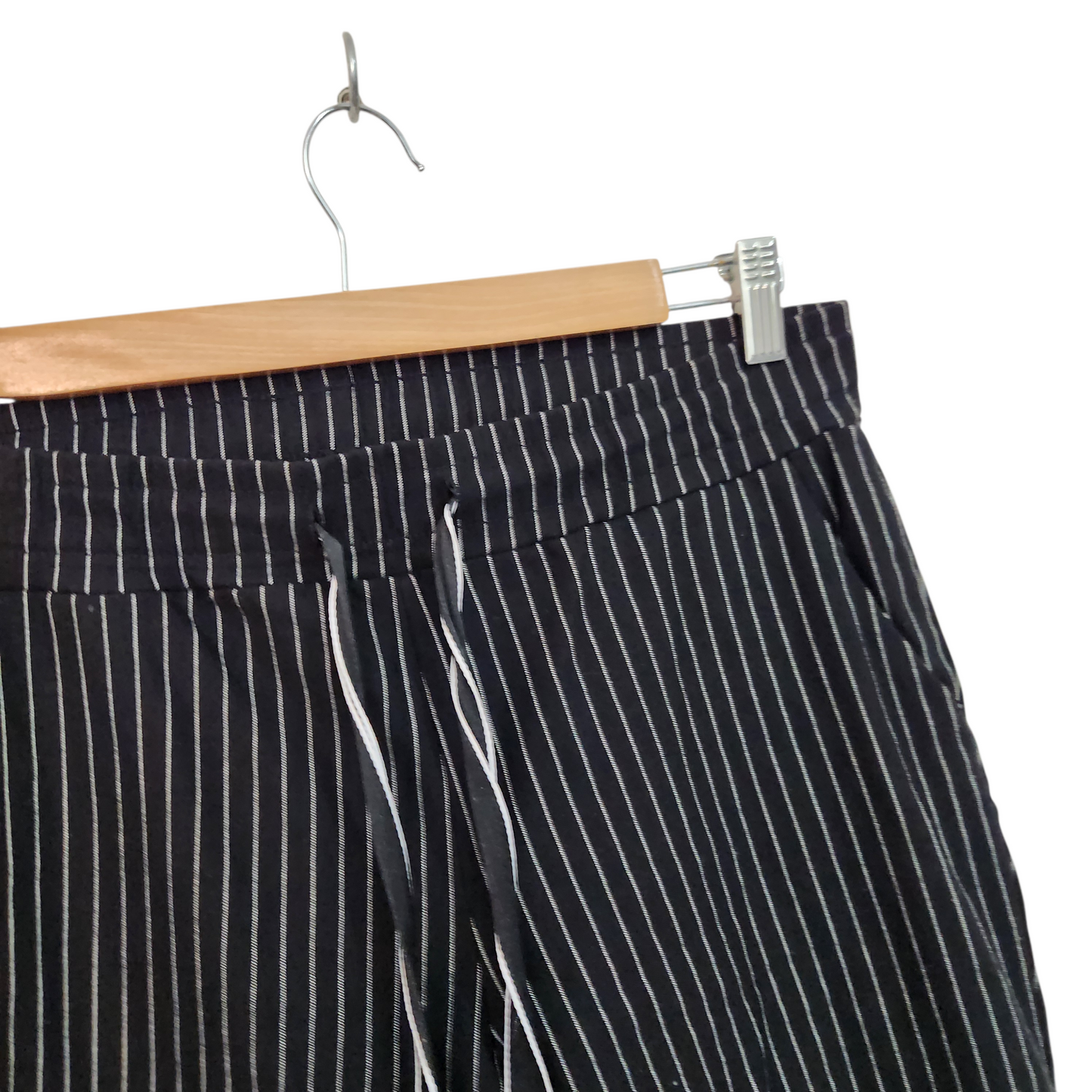 אריסטו שמט | מכנסי בד שחורים בהדפס פסים דקים עם גומי ושרוך | לאישה מידה 5 | 32 אינץ'