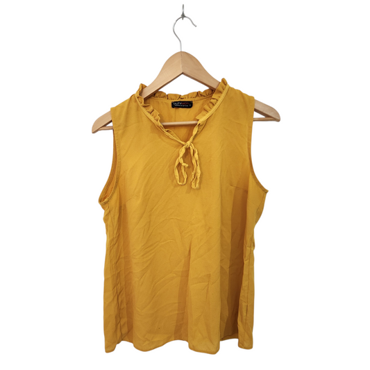 DUTY MOTI | חולצה ללא שרוולים בצבע חרדל עם מלמלה וקשירה – מידה 2 M