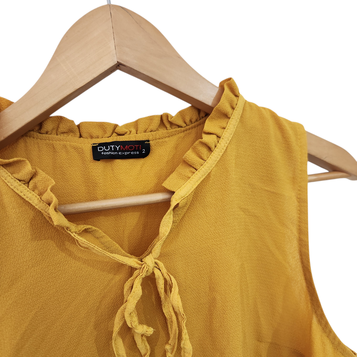 DUTY MOTI | חולצה ללא שרוולים בצבע חרדל עם מלמלה וקשירה – מידה 2 M