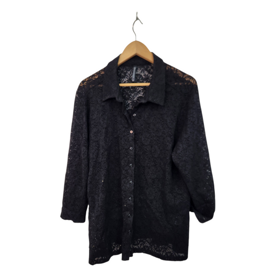 DISCREET חולצת תחרה שחורה מכופתרת – מידה 4 XL