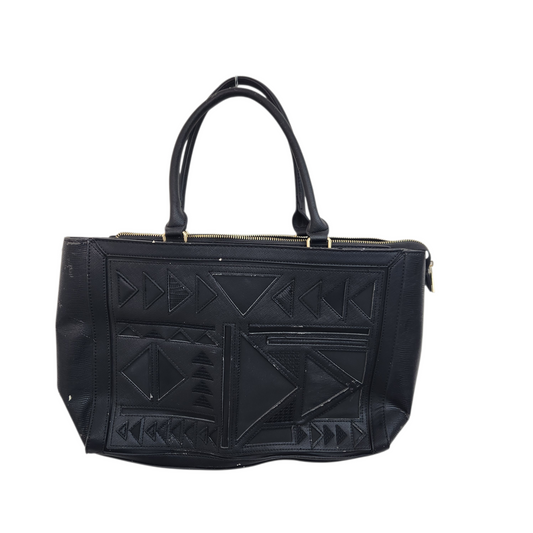 תיק יד שחור בעיצוב גאומטרי