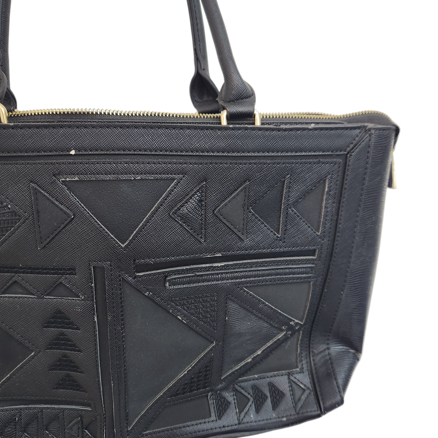 תיק יד שחור בעיצוב גאומטרי