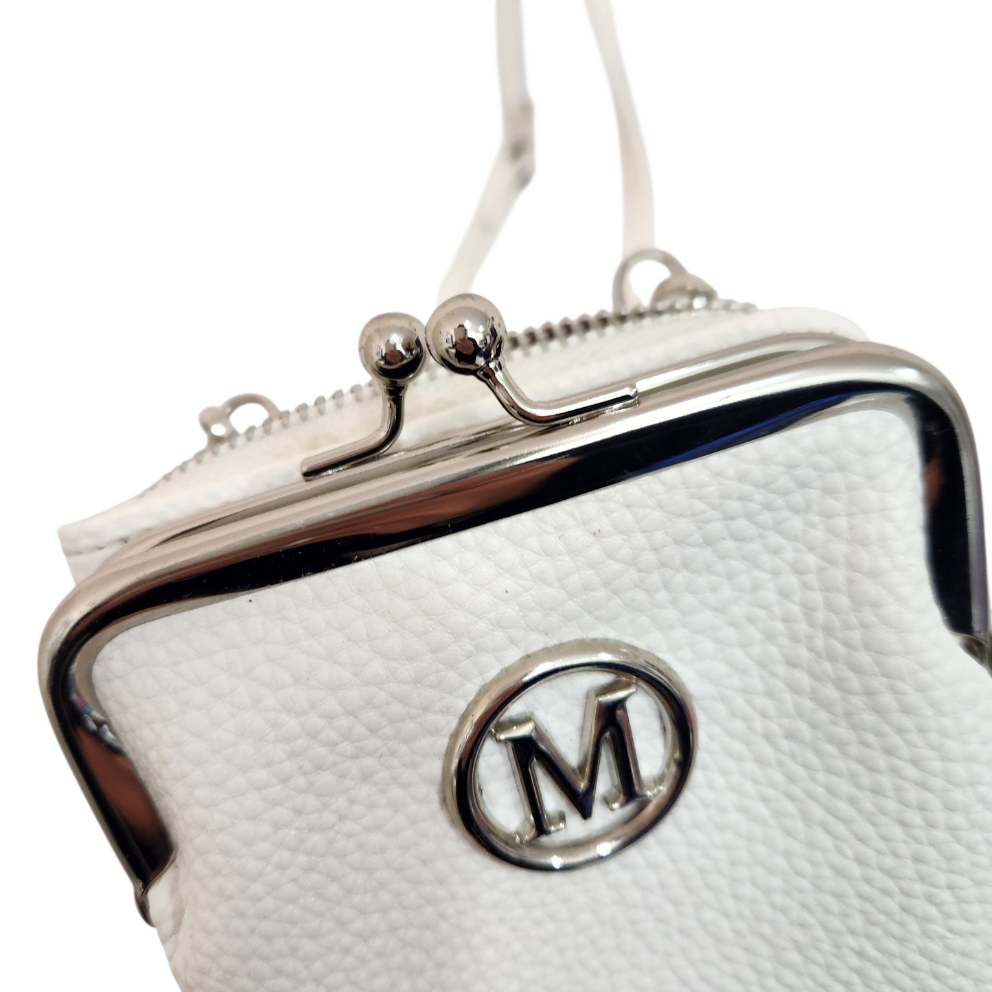 תיק/נרתיק קטן בצבע לבן עם סגירת רטרו