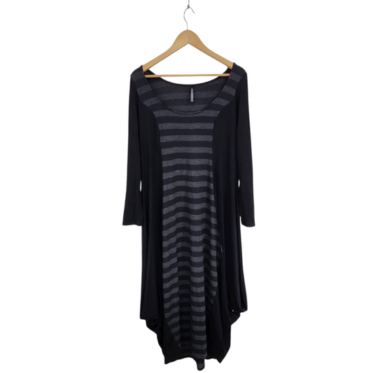 DISCREET | שמלת מקסי אוברסייז שרוול ארוך צבע אפור שחור | לאישה מידה M