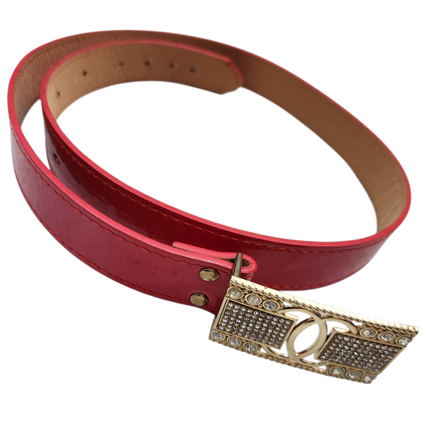 חגורת עור אדומה מבריקה עם אבזם מוזהב ואבנים כסופים