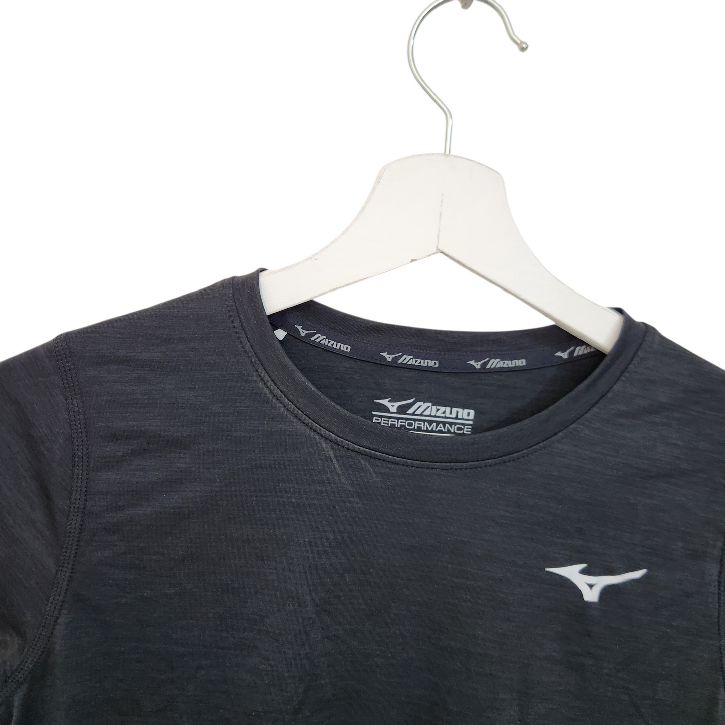 MIZUNO | חולצה קצרה צבע שחור | לאישה מידה S | כתם