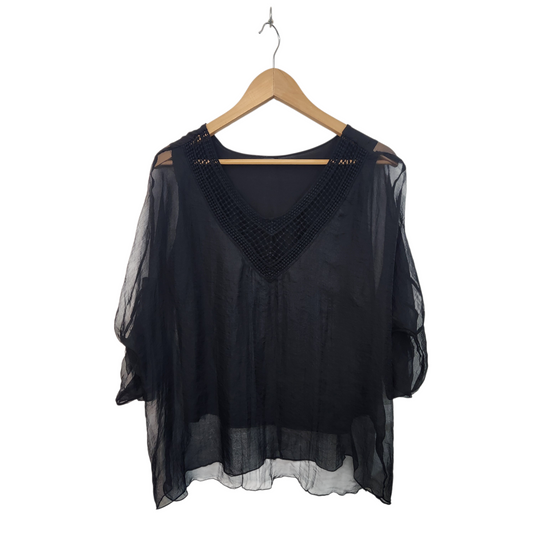 חולצה מעוצבת צבע שחור| לאישה מידה M/L