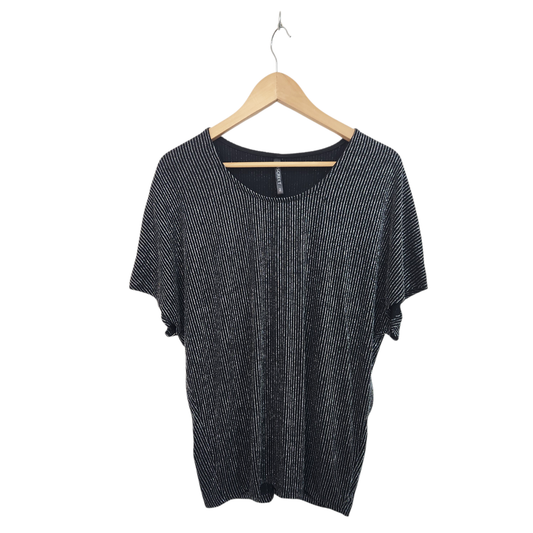 DISCREET | חולצה קצרה נוצצת צבעים שחור וכסף | לאישה מידה 2