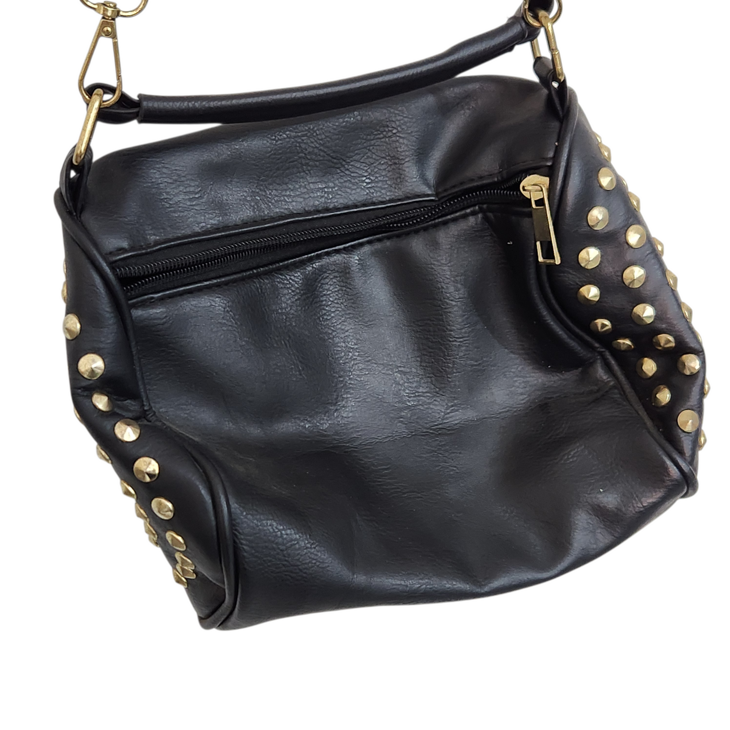 תיק צד שחור עם ניטים זהובים