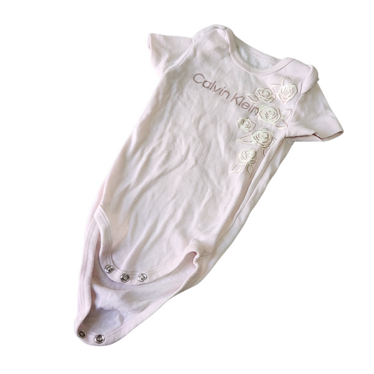 CALVIN KLEIN | בגד גוף לתינוקות גיל 6-9 חודשים