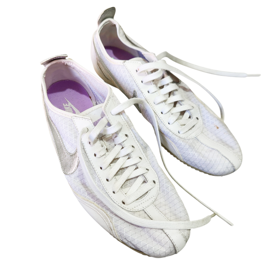 Nike | סניקרס לבנות עם סווש כסוף | מידה 37.5 | לוק עדין ונקי | מצב  שימוש קל, כתם קטן ולא בולט