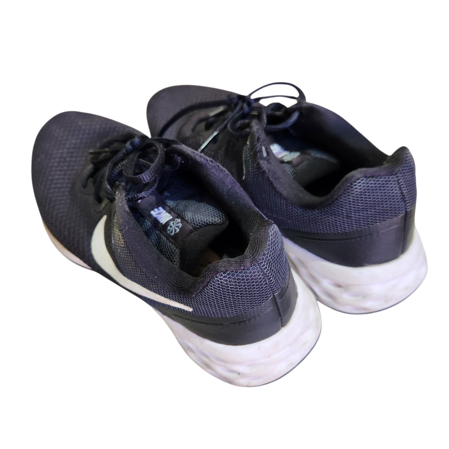 NIKE | נעלי ספורט וריצה לנשים מידה 38 | שחור לבן
