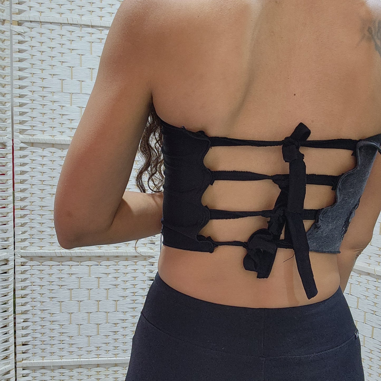 RUTH HAGGAI | טופ סטרפלס Upcycled לנשים מידה S/M | מיחדוש בעבודת יד | גב שרוכים מתכוונן