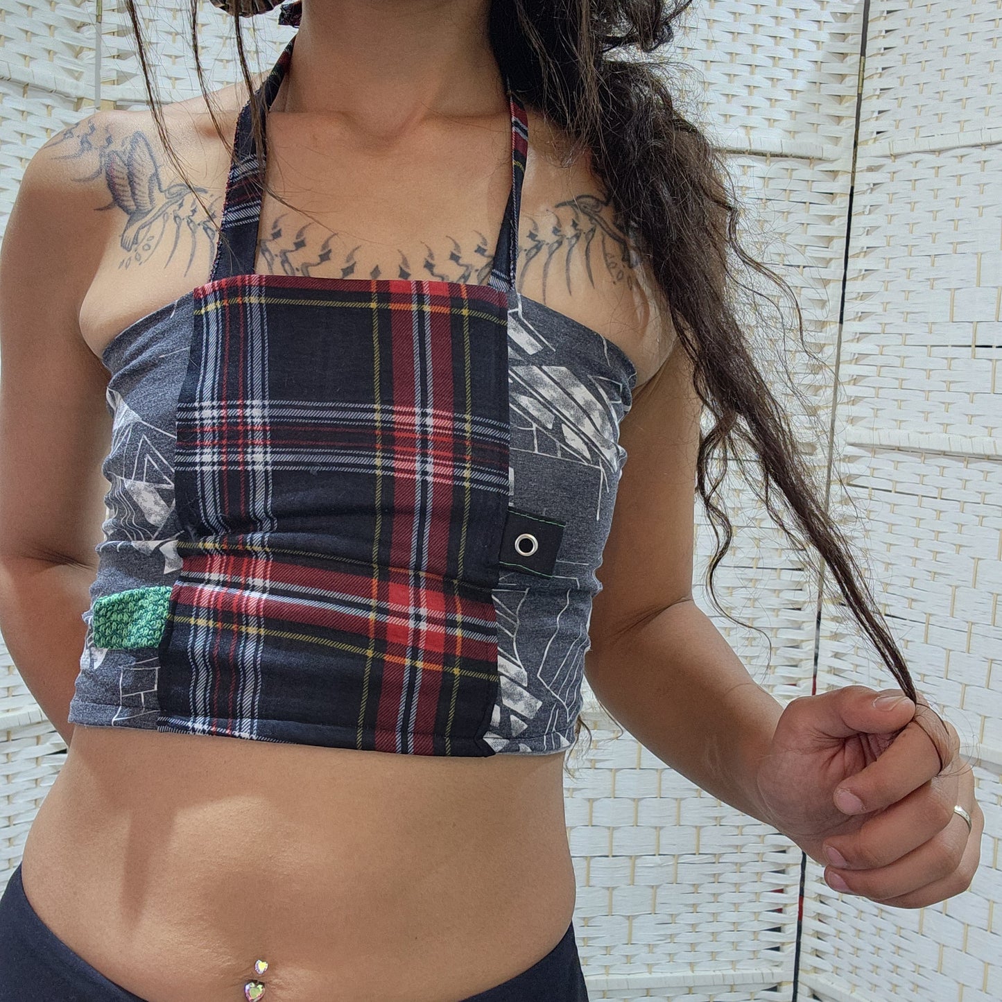 RUTH HAGGAI | טופ Upcycled לנשים מידה S/M | מיחדוש בעבודת יד | קשירת הולטר וגב מתכוונן