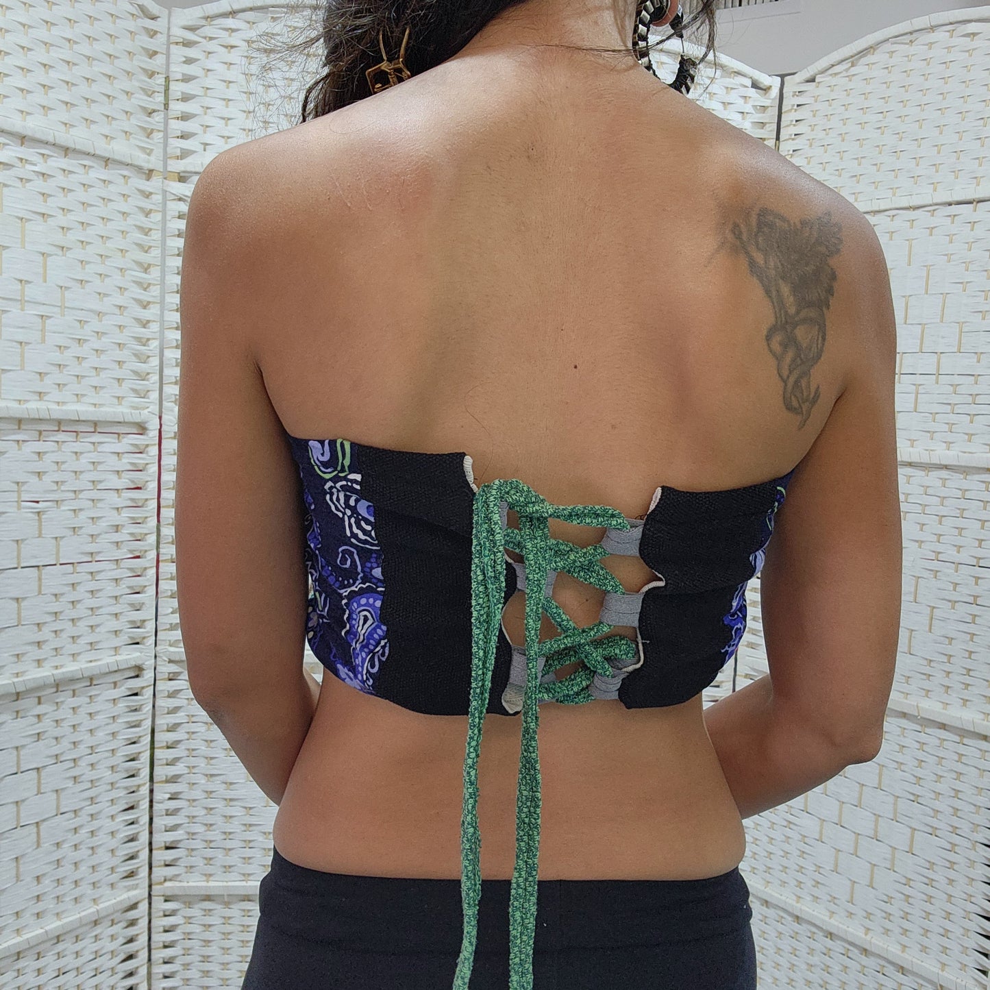 RUTH HAGGIA | טופ סטרפלס Upcycled לנשים מידה S/M | מיחדוש בעבודת יד | גב שרוכים מתכוונן