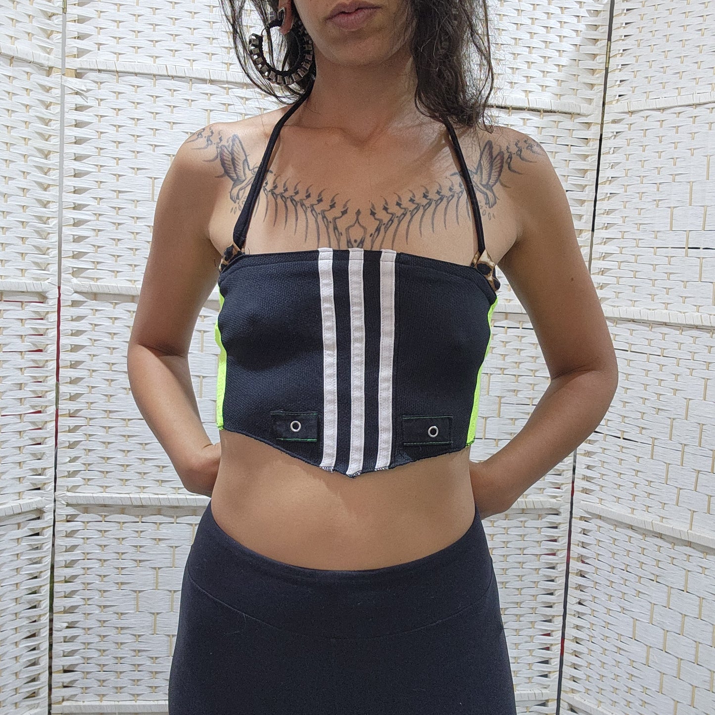 RUTH HAGGIA | טופ Upcycled לנשים מידה S/M | מיחדוש בעבודת יד | קשירת הולטר וגב מתכוונן