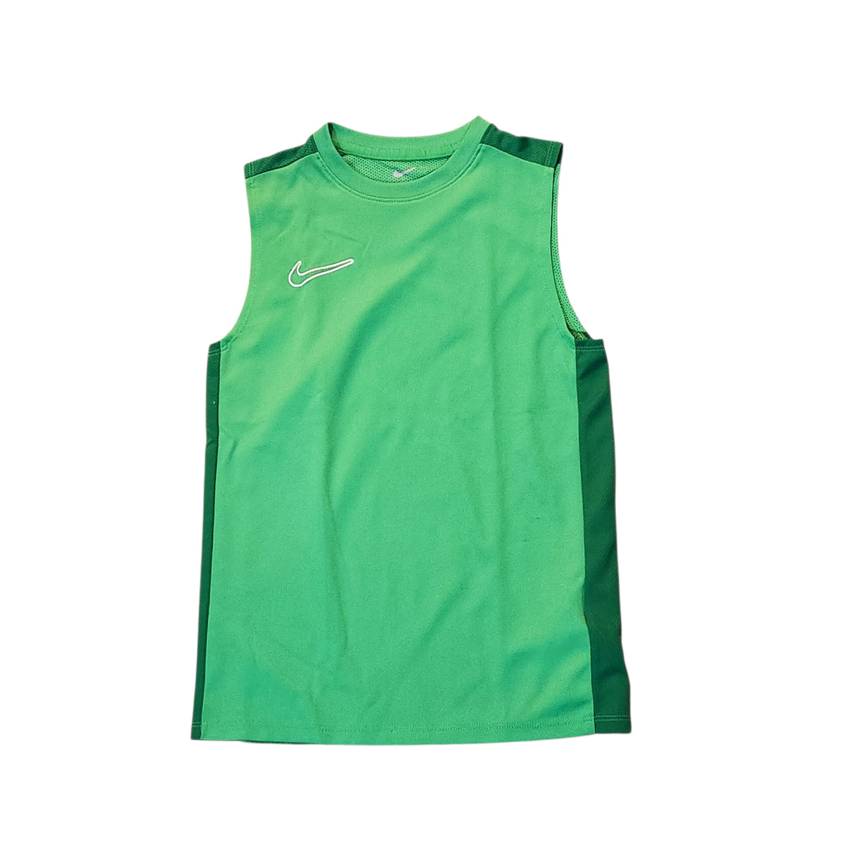 NIKE | גופיית ספורט ירוקה לילדים | S | 128–137 ס"מ | גיל 8–10
