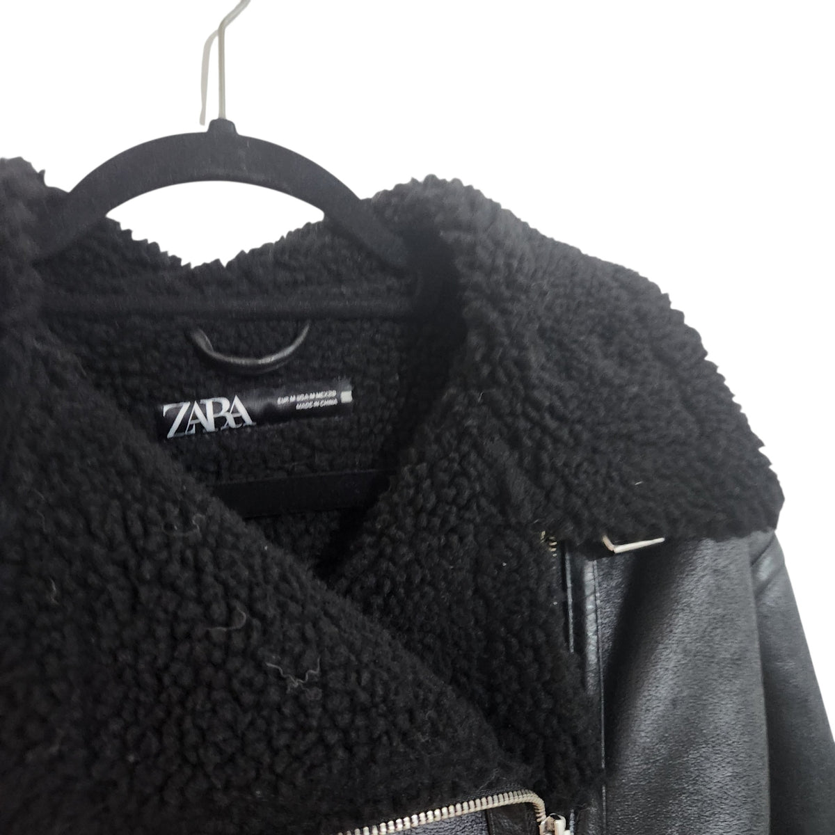 ZARA | מעיל בייקר דמוי עור עם פרווה | נשים | M | שחור