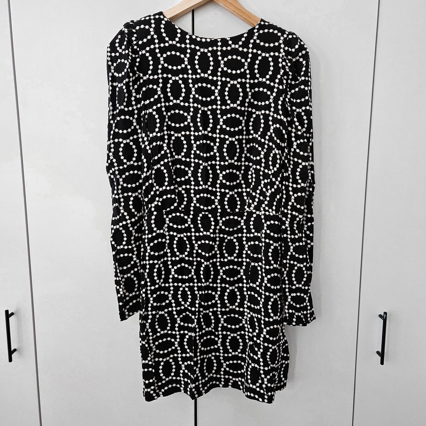 H&M שמלה לאישה מידה 38 עם כריות כתפיים