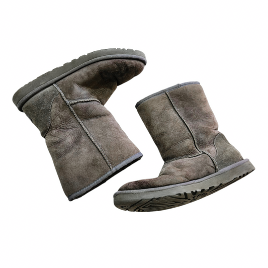 UGG מגפיים לאישה מידה 40